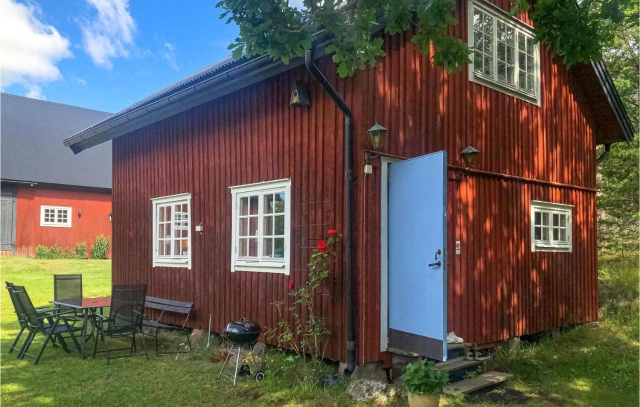 2 Bedroom Awesome Home In Vaestervik Västervik Exterior foto